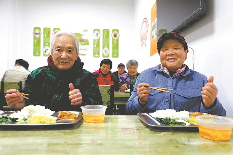 日前，枞阳县枞阳镇下枞阳社区的老人们在老年食堂内就餐。.jpg