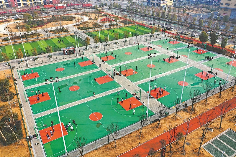 日前，蒙城县全民健身中心，市民在进行球类健身锻炼。.jpg